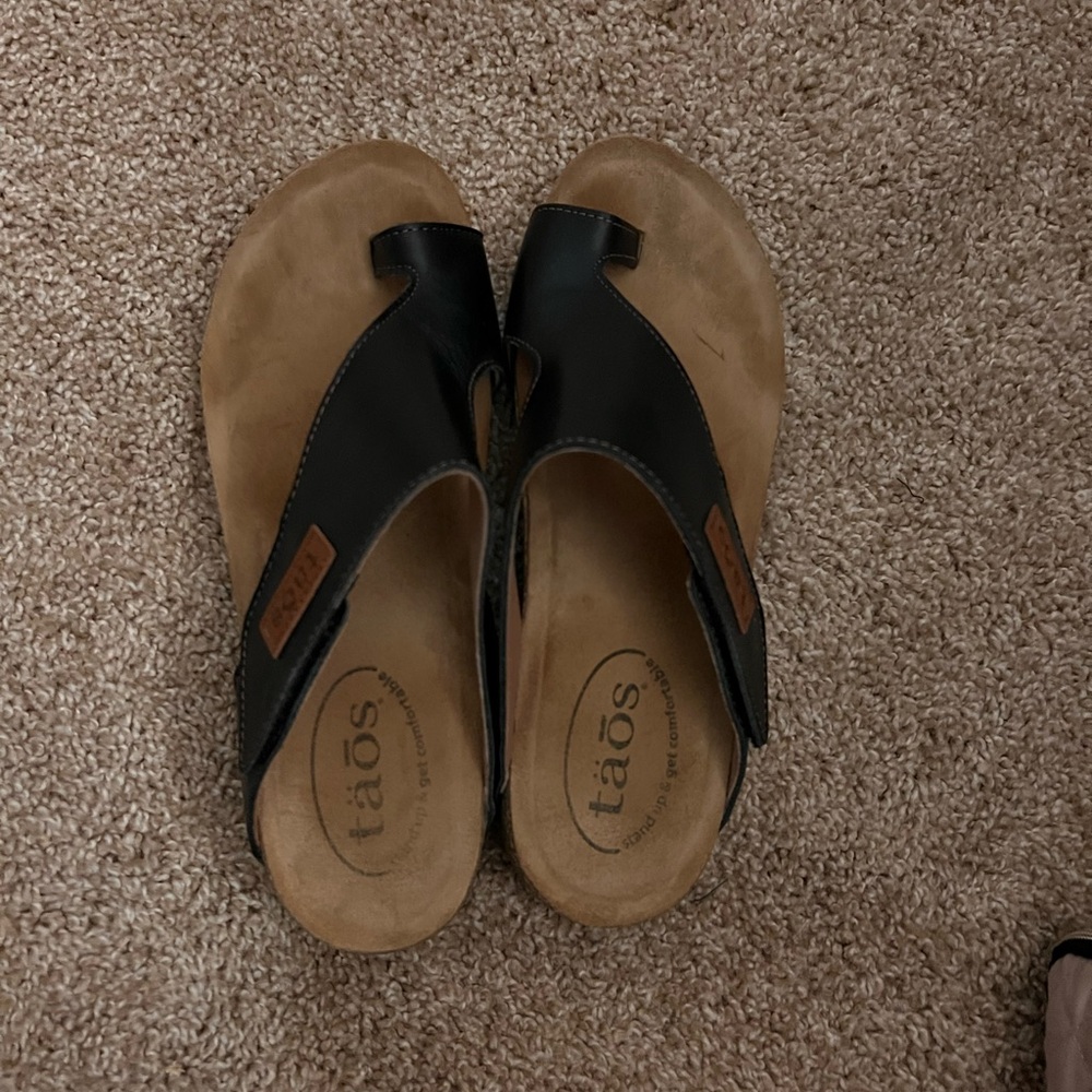 Taos Footwear women’s Black and Tan Sandals